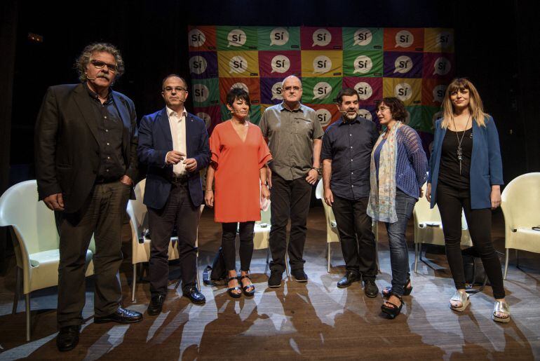 El portavoz de ERC en el Congreso, Juan Tardá (i), y el consejero de la Presidencia de la Generalitat, Jordi Turull (2i), junto a representantes del PNV y EH Bildu.