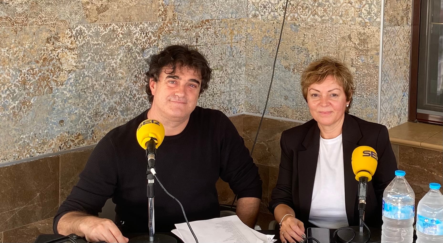 Paco Auñón, director de Hoy por Hoy Cuenca, y Carmen Verdugo de La Cochura durante la emisión del programa.