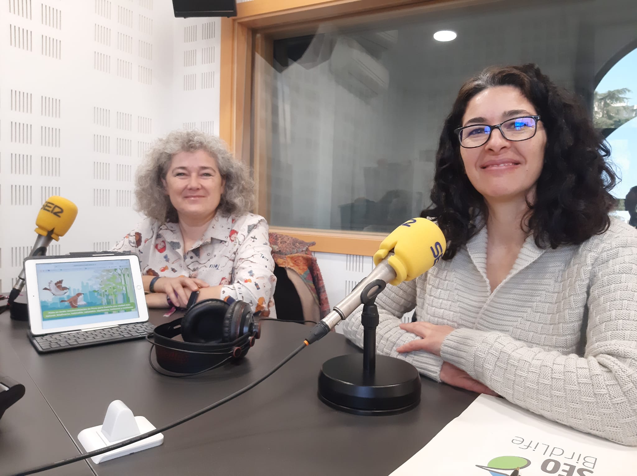 Flor Reguilón (i), concejala de Medio Ambiente y Sostenibilidad, junto a Beatriz Sánchez, coordinadora del programa de biodiversidad urbana de SEO / Birdlife