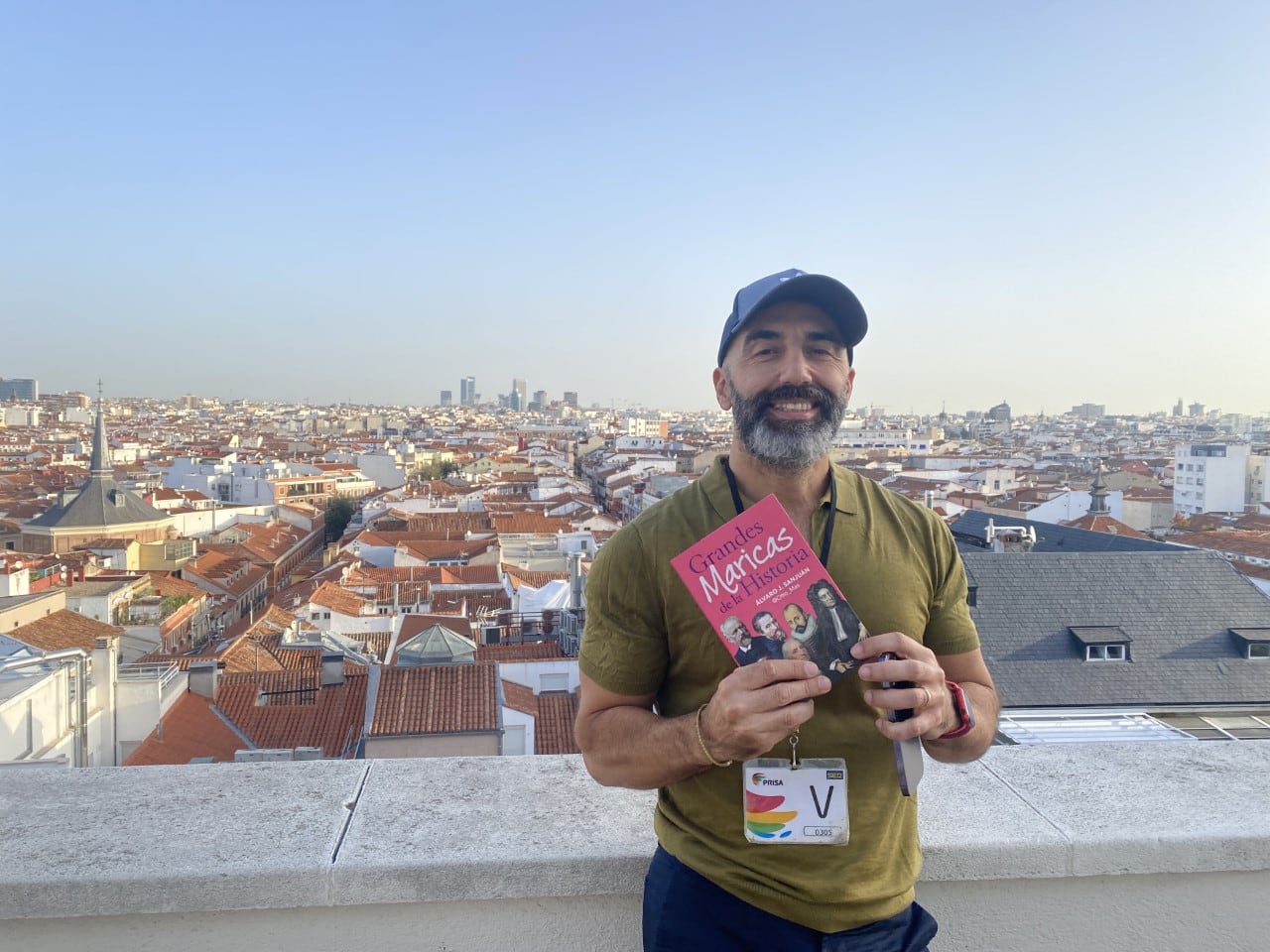 Álvaro J. Sanjuán con su libro &#039;Grandes Maricas de la Historia&#039;