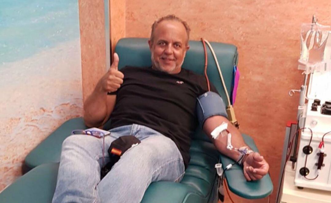 Juan Carlos Valdivia, técnico superior en Análisis Clínico del Hospital Regional, durante la donación de plasma hiperinmune