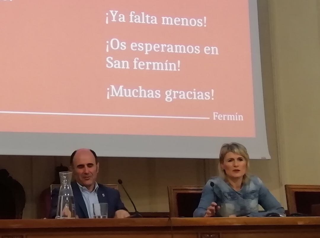 El vicepresidente de Desarrollo Económico, Manu Ayerdi, y la directora general de Comercio y Turismo, Maitena Ezkutari, en la presentación de la nueva campaña &quot;Más que un pañuelo&quot;.