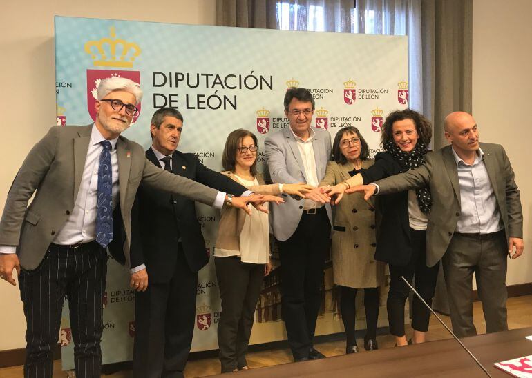 El presidente de la Diputación acompañado de las cinco organizaciones con las que ha firmado otros tantos convenios de colaboración este lunes