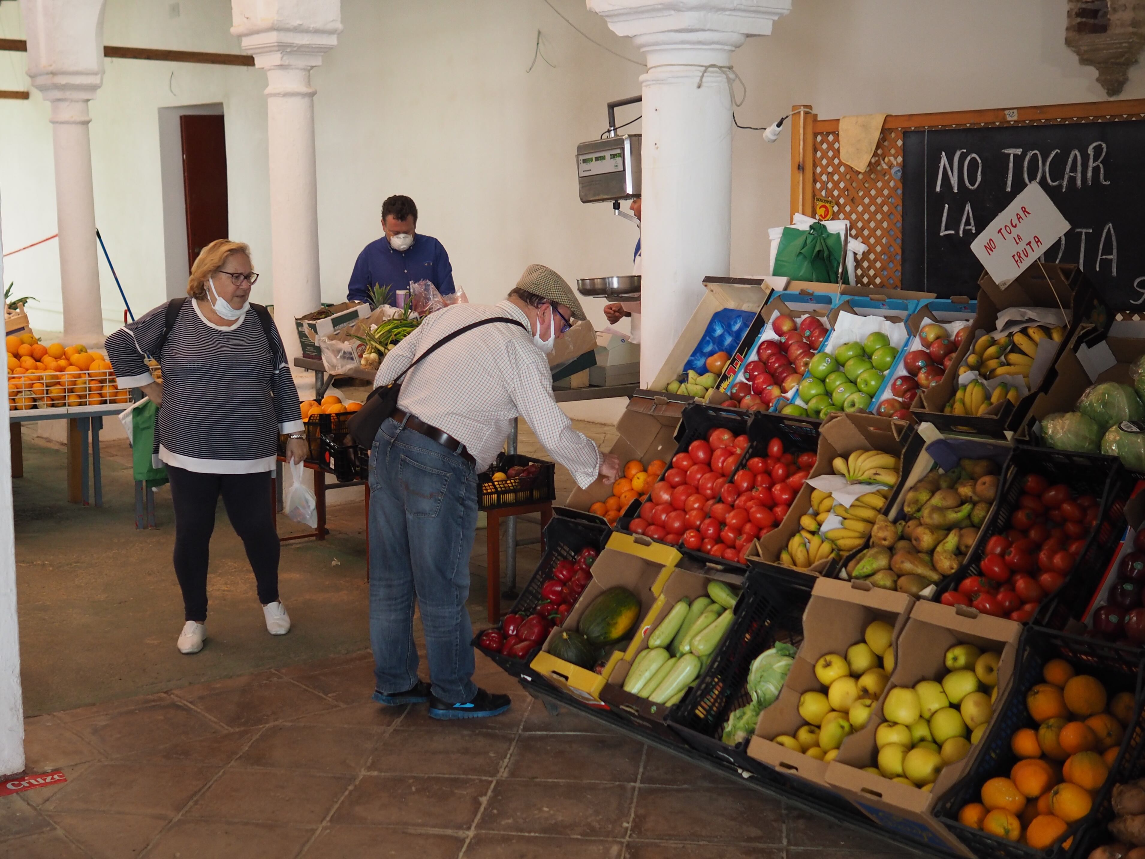 Haciendo la compra en Cazalla de la Sierra.