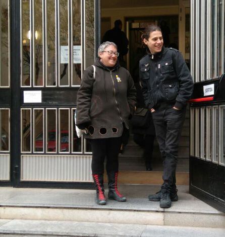 Castro Maraui i la seva mare a les portes dels jutjats.