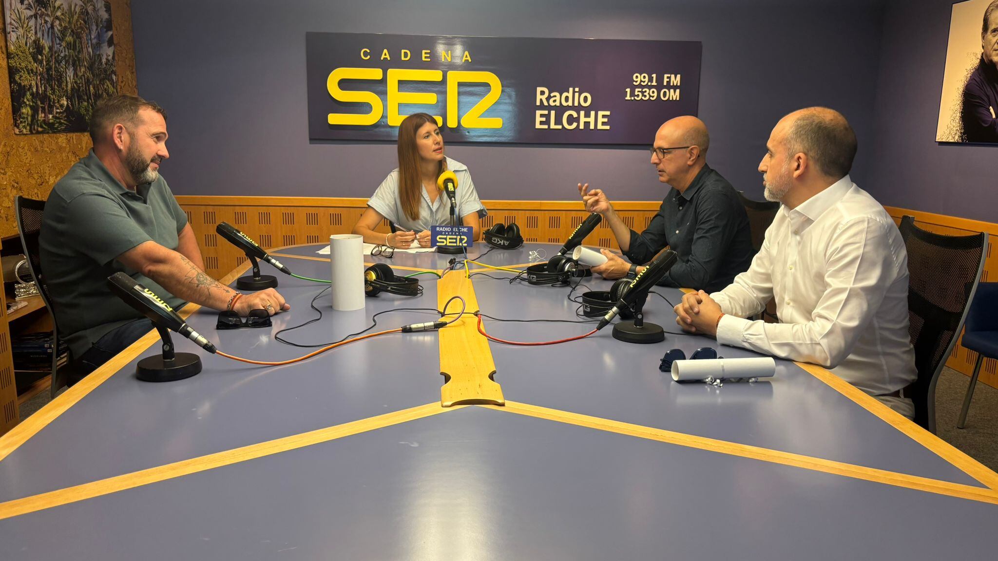 Ángel García, Juanfran Candela y Vicente Juan, primer, segundo y tercer clasificado del Concurso de Fotografía de la Semana Santa de Elche 2025 con Jéssica Aniorte