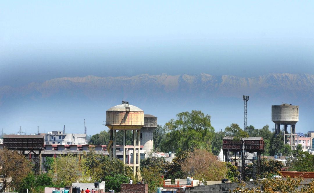 La cordillera se aprecia desde la ciudad, situada a 230 kilómetros.