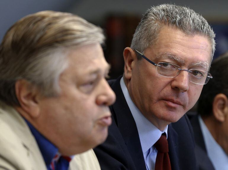 El abogado y exministro de Justicia, Alberto Ruiz Gallardón, junto a Leopoldo López padre, durante la rueda de prensa ofrecida hoy junto al abogado Javier Cremades, para abordar la situación jurídica del político venezolano preso desde 2014, tras la visit