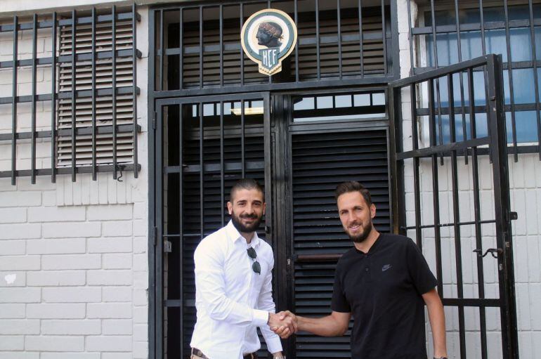 Javier Portillo y Lluís Planagumà, en la puerta de las oficinas del Rico Pérez