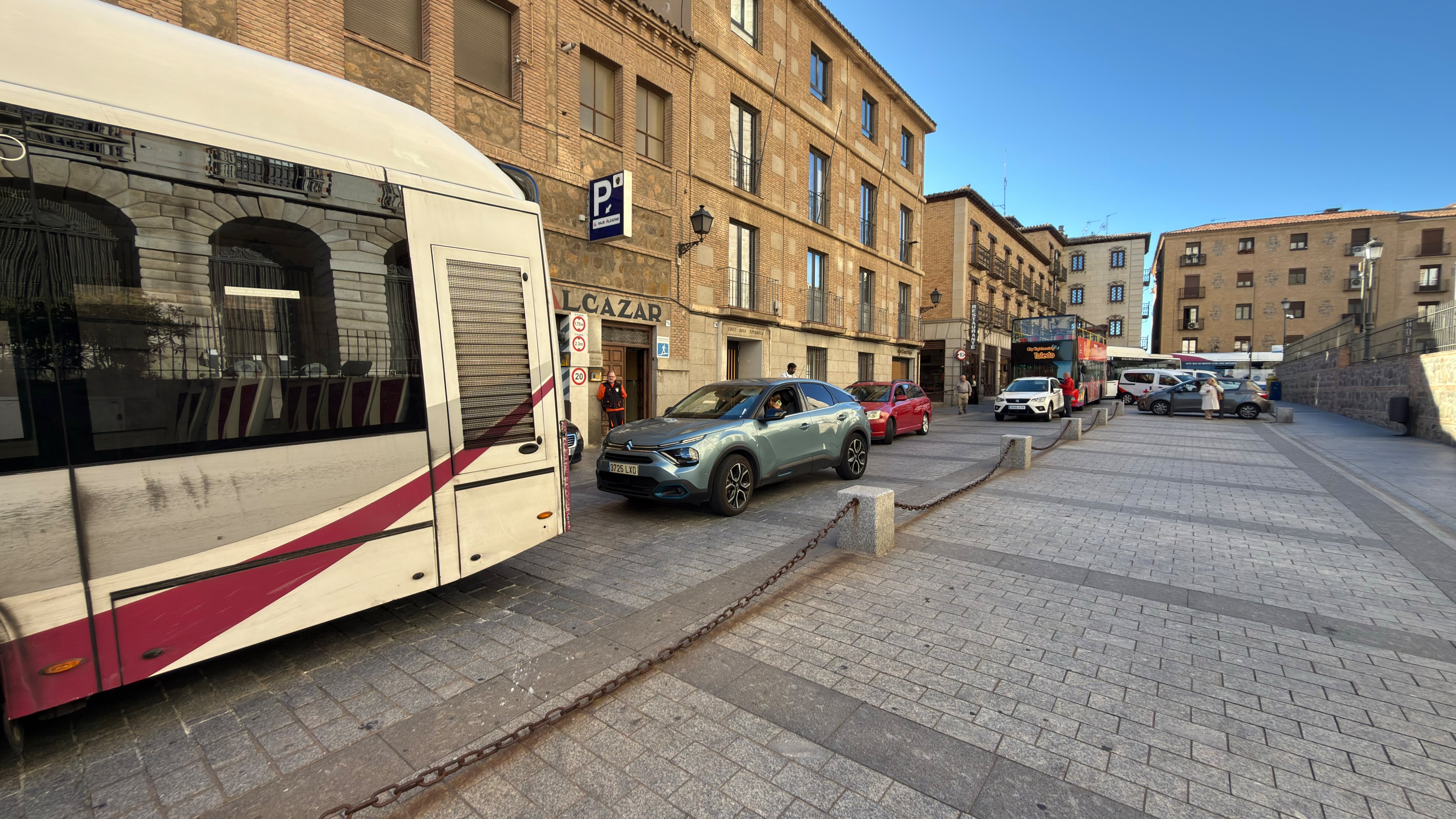 Aparatoso accidente de tráfico en el Casco Histórico de Toledo