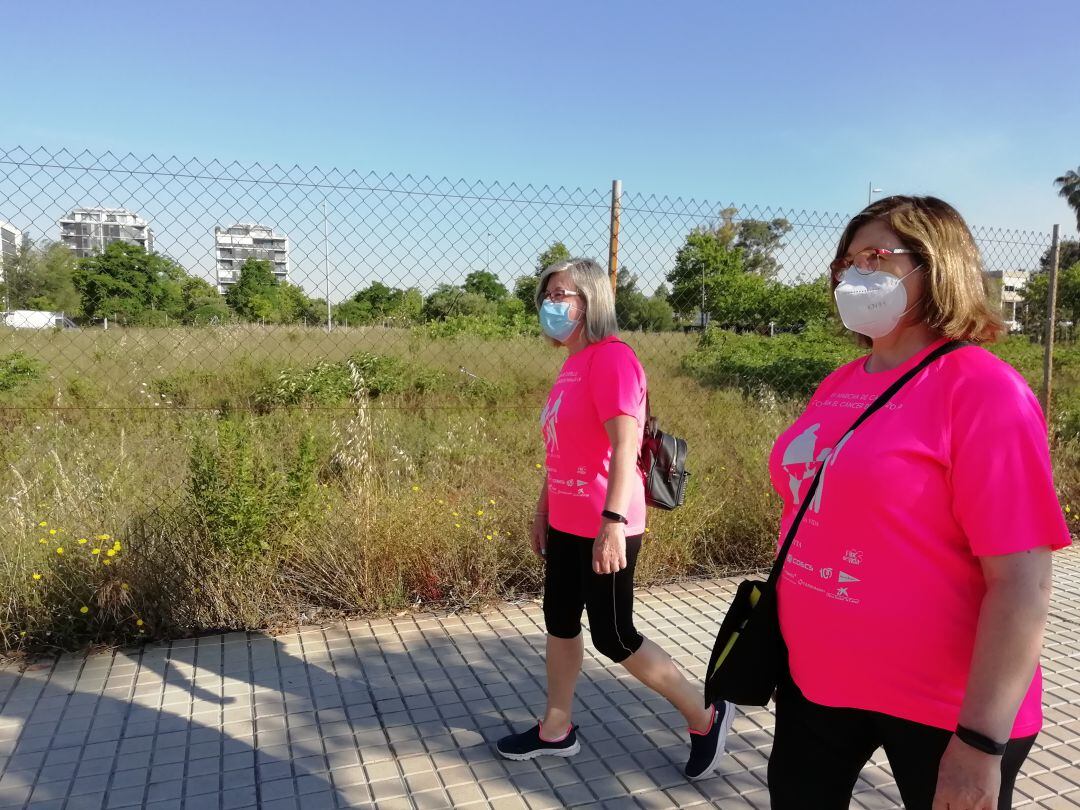 Imagen de dos castellonenses durante la pandemia.