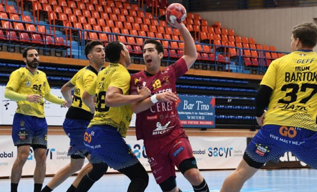 Juande Linares (centro) en una acción de ataque ante Bidasoa en el partido de ida, que se jugó en Artaleku a las 12:00 horas.