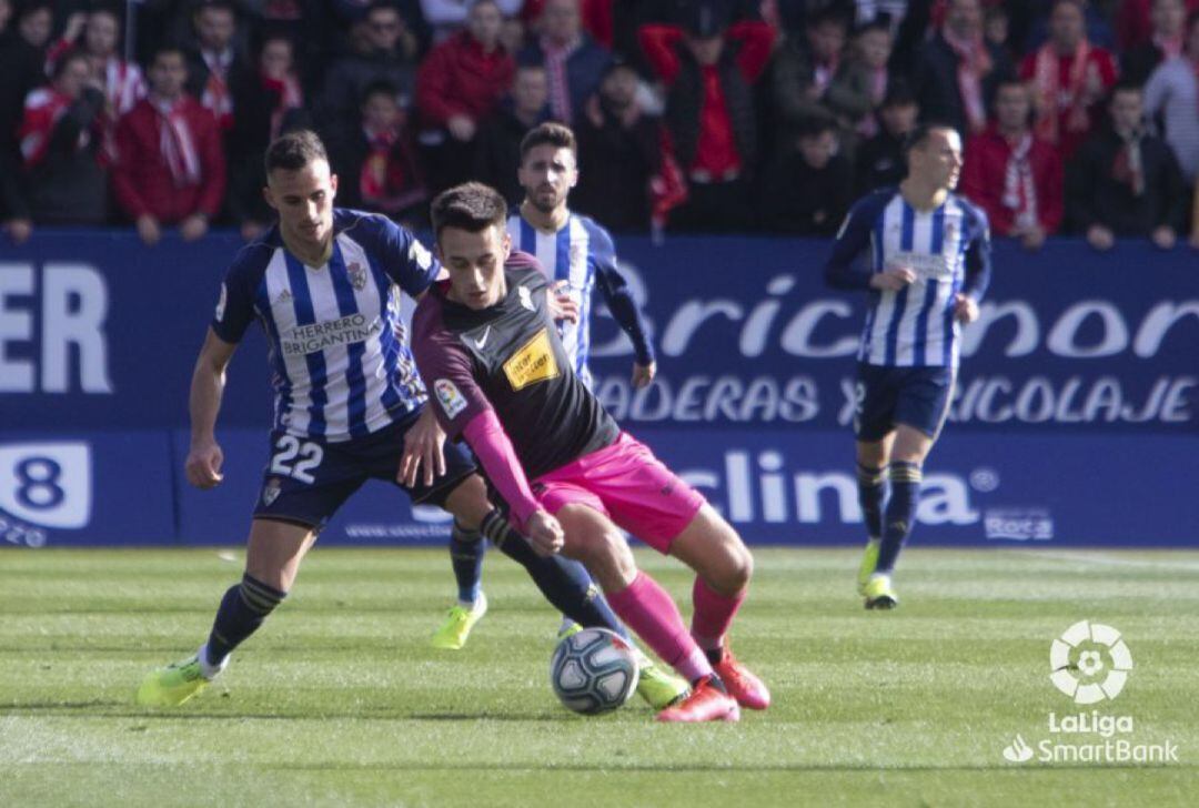 Pedro Díaz pelea un balón en el centro del campo. 