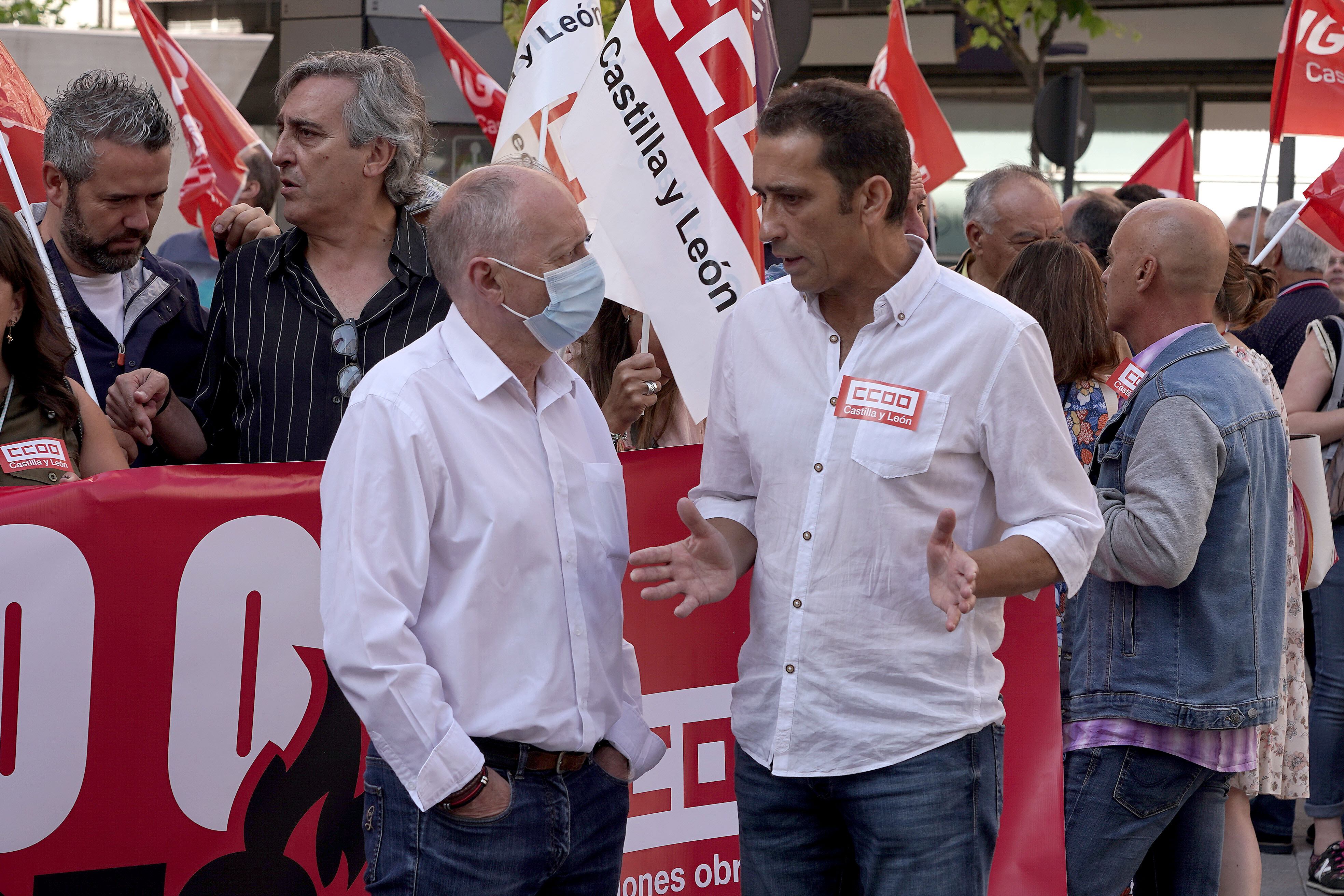 Los secretarios generales de UGT, Faustino Temprano, y de CCOO, Vicente Andrés, participan en una concentración frente a las sedes de las patronales para exigir subidas salariales que compensen la pérdida de poder adquisitivo que supone el incremento desbocado de los precios | Agencia ICAL Rubén Cacho