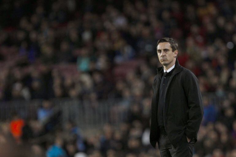 GRA532. BARCELONA, El técnico británico del Valencia, Gary Neville, durante el encuentro correspondiente a la ida de las semifinales de la Copa del Rey, que han disputado esta noche frente al F. C. Barcelona en el estadio blaugrana del Camp Nou. EFE, Alej