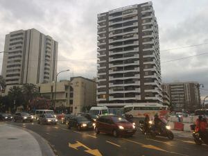 Retenciones en la Avenida Andalucía junto a la plaza Albert Camus