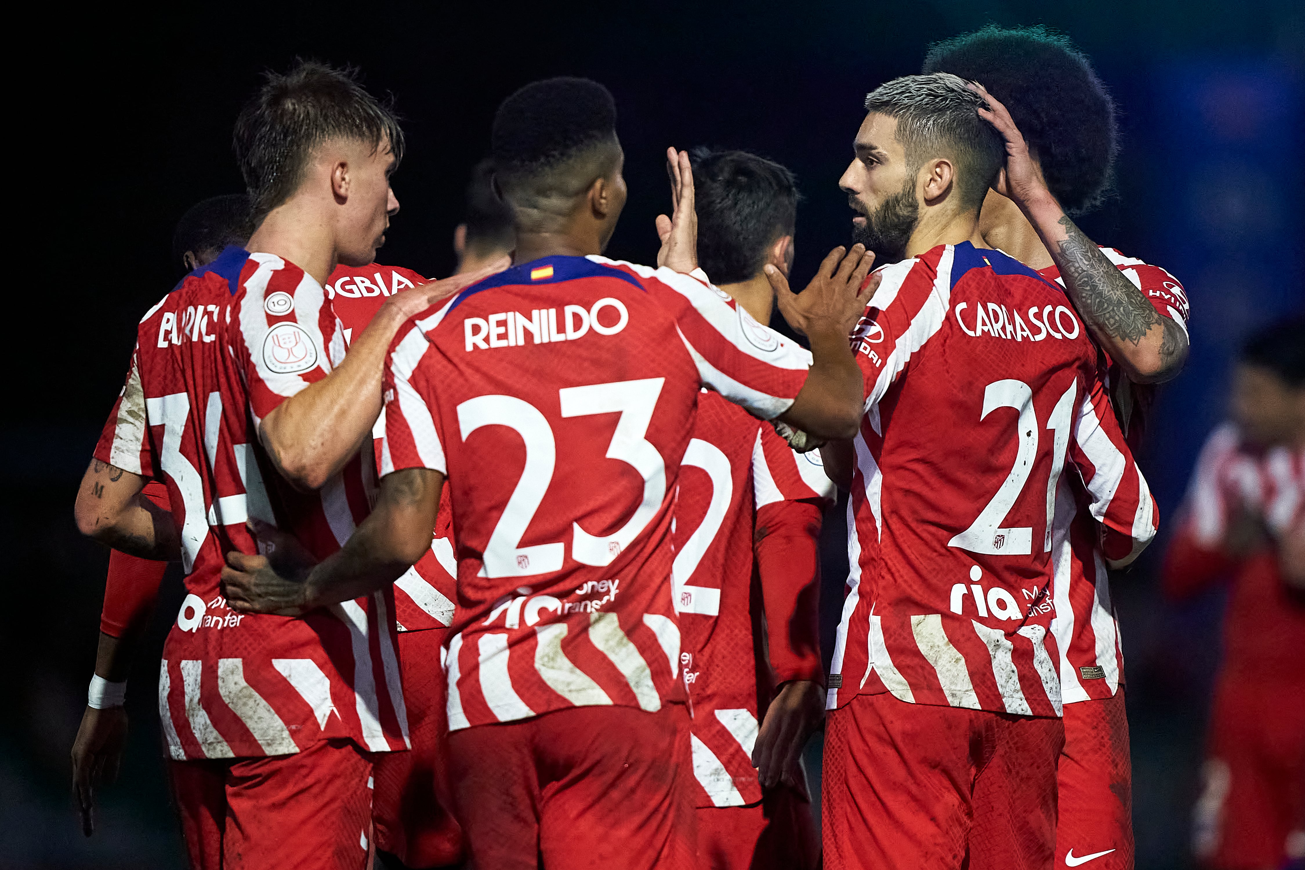 Yannick Carrasco celebra un gol con sus compañeros durante el partido contra el Arenteiro.