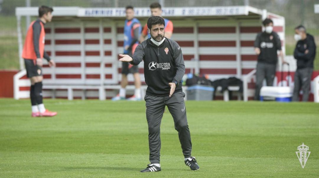 David Gallego da indicaciones durante un entrenamiento en Mareo.