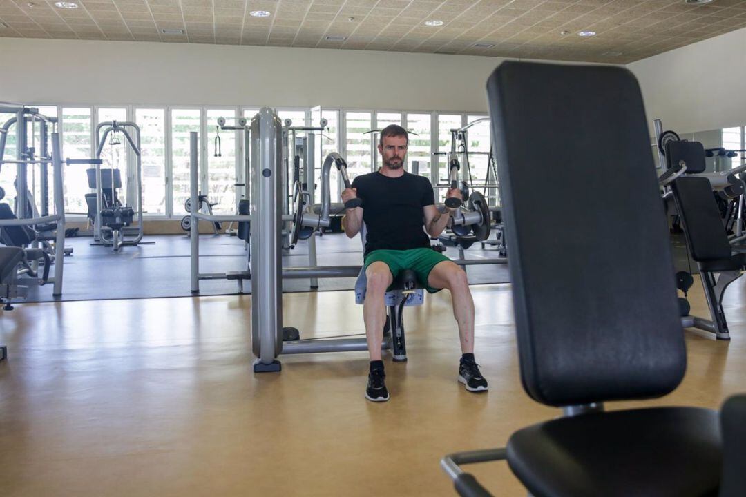 Usuario entrenando en un gimnasio.