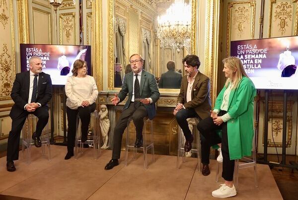 Representantes políticos y culturales durante la presentación en el Palacio de Linares. / Juan Lázaro