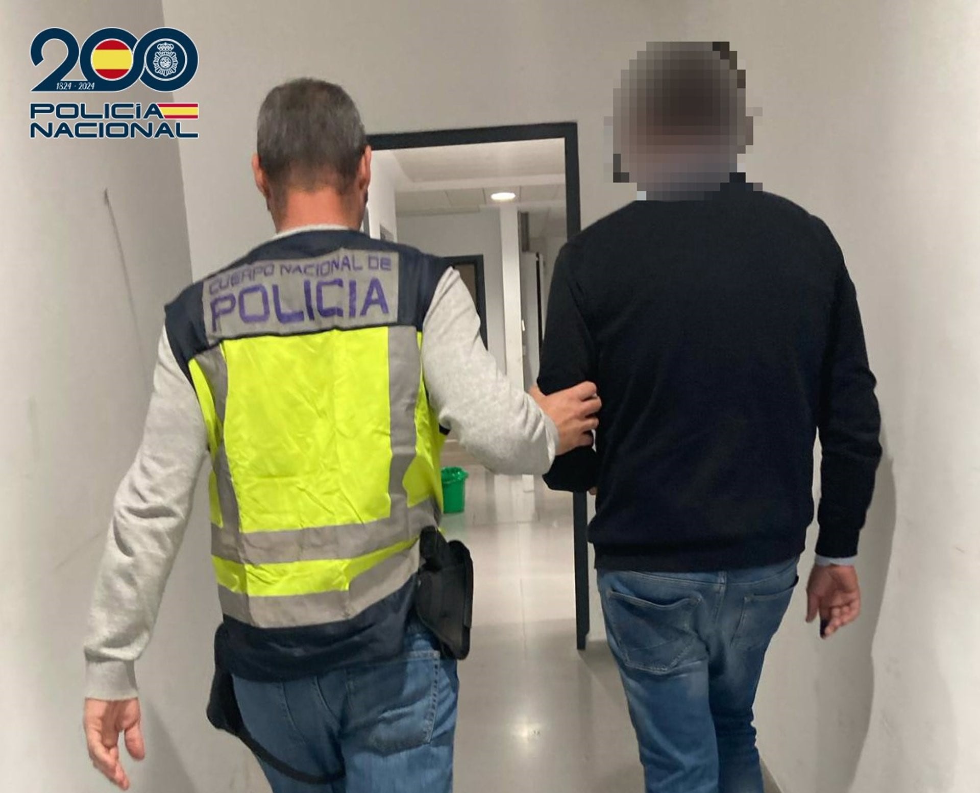 Un agente de la Policía Nacional de Jerez durante una detención