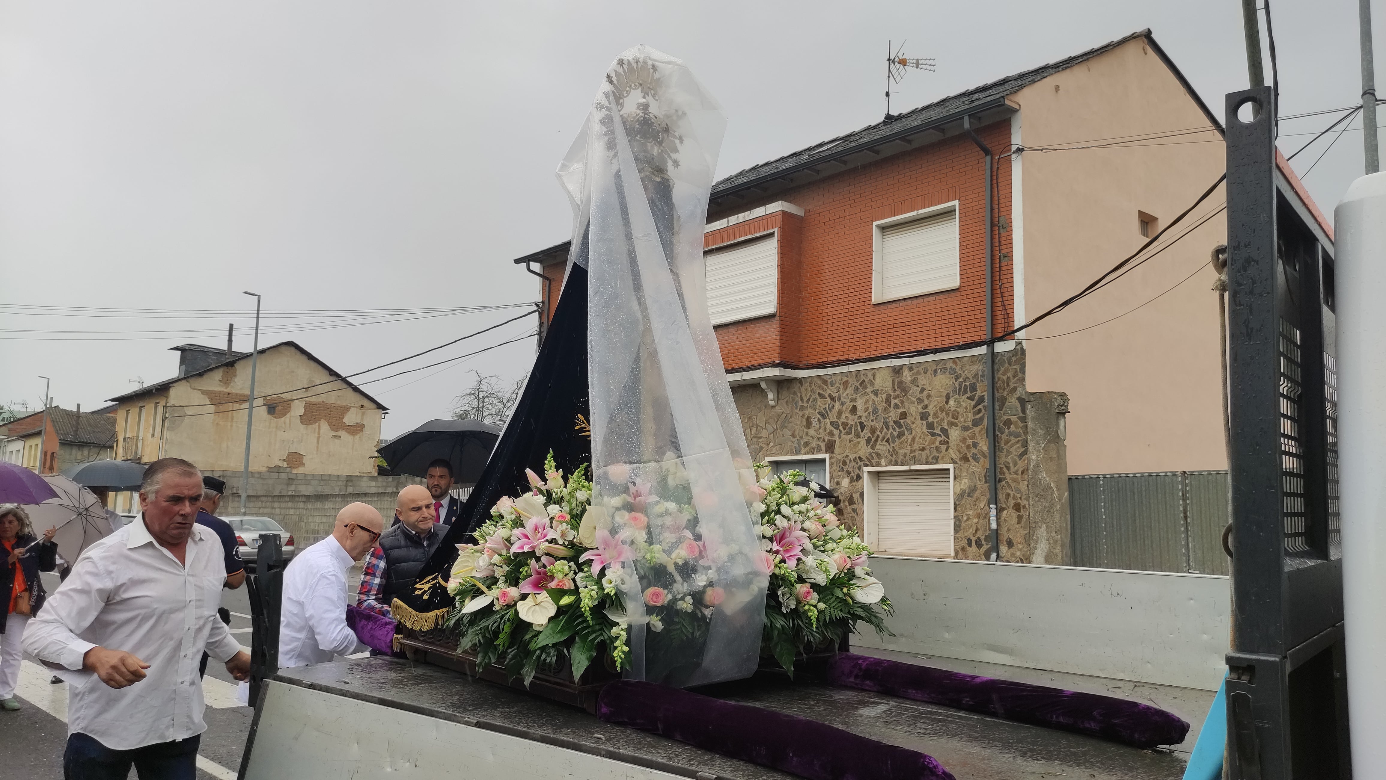 Momento en el que la Virgen de la Soledad es trasladada por el camión