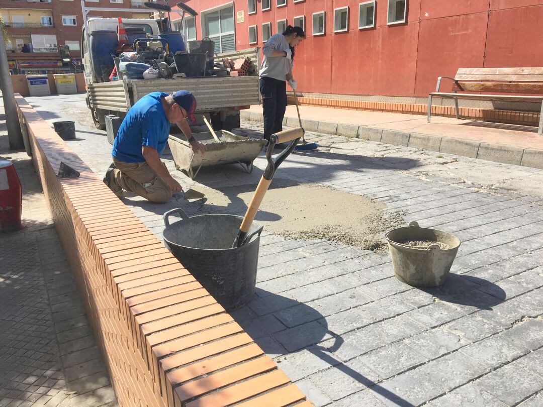 La brigada de obras actuando en la parada