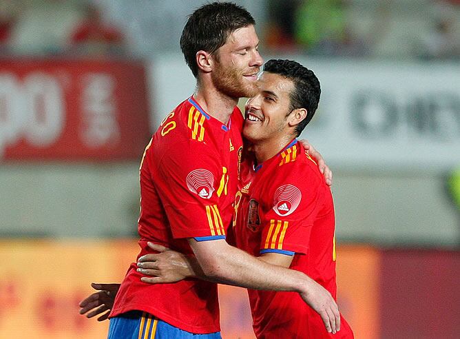 Xabi Alonso celebra con Pedro su gol ante Polonia