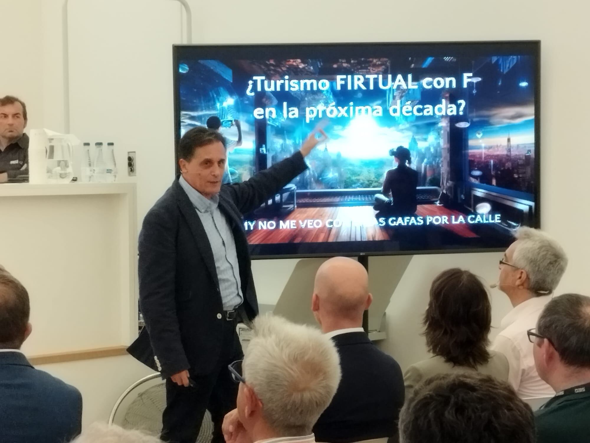 Jimmy Pons va explicar la necessitat d'innovar en marketing per atraure als clients del futur durant el Foro Conversa.