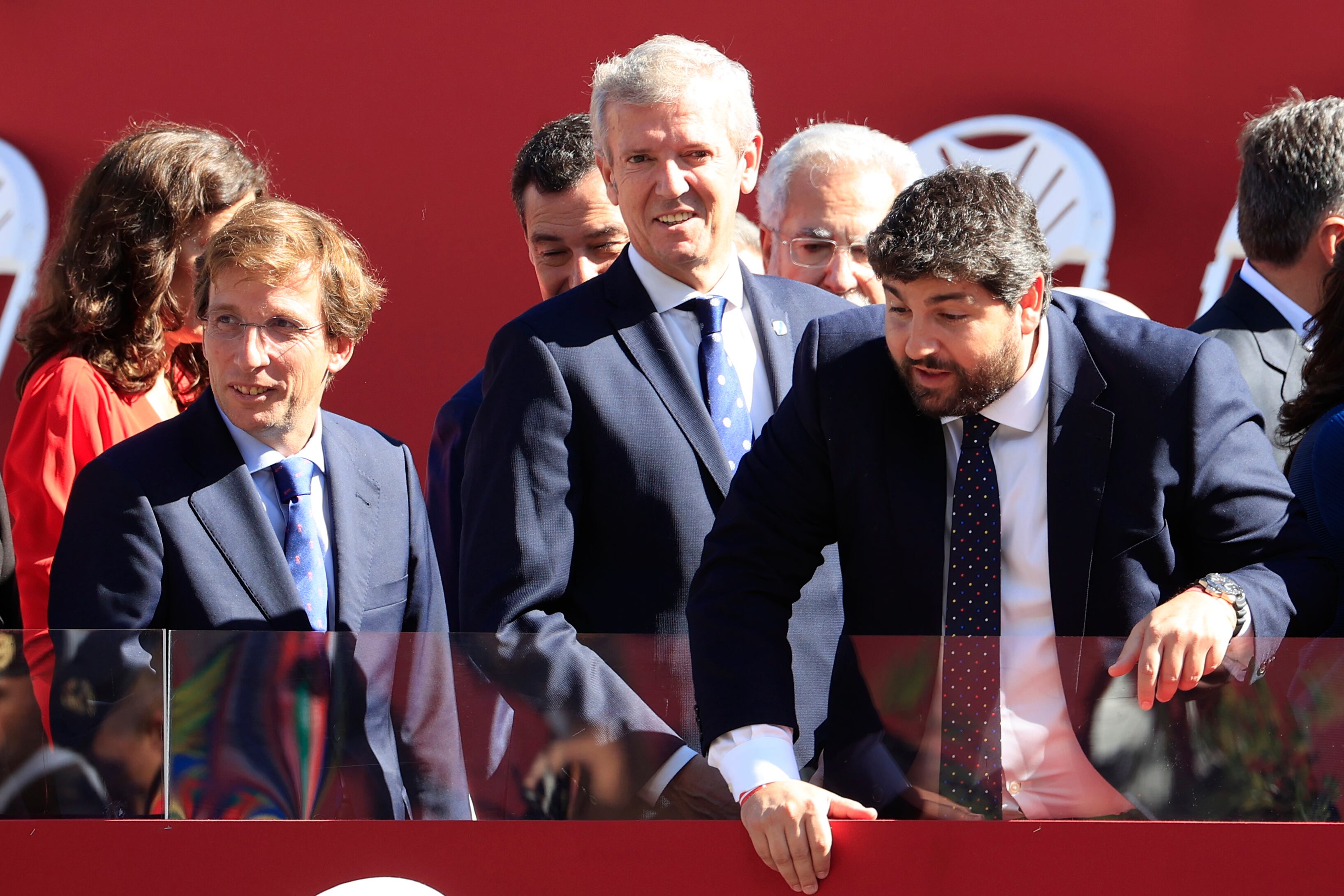 El alcalde de Madrid, José Luis Martínez Almeida (i); el presidente de la Xunta, Alfonso Rueda (c) y el presidente de Murcia, Fernando López Miras (d), al término del desfile del Día de la Fiesta Nacional, este miércoles, en Madrid. EFE/Zipi Aragón