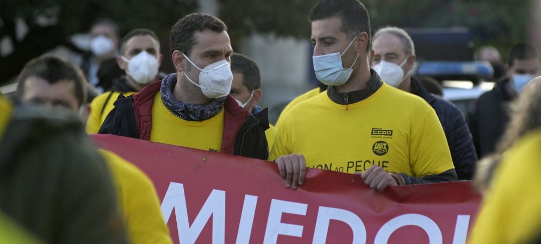 Manifestantes de Siemens Gamesa en As Somozas durante la concentración ante la Delegación del Gobierno