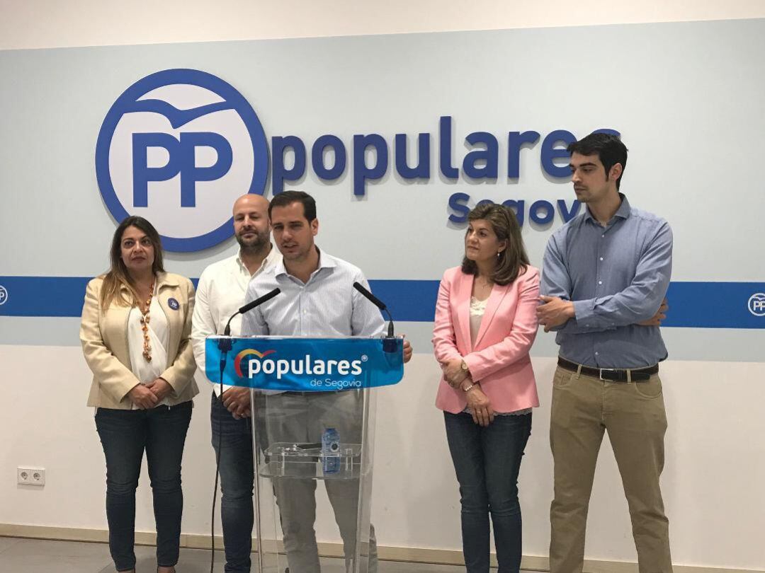 Pablo Pérez y varios de sus compañeros de lista del PP presentan las medidas dirigidas a la mejora de lo sbarrios