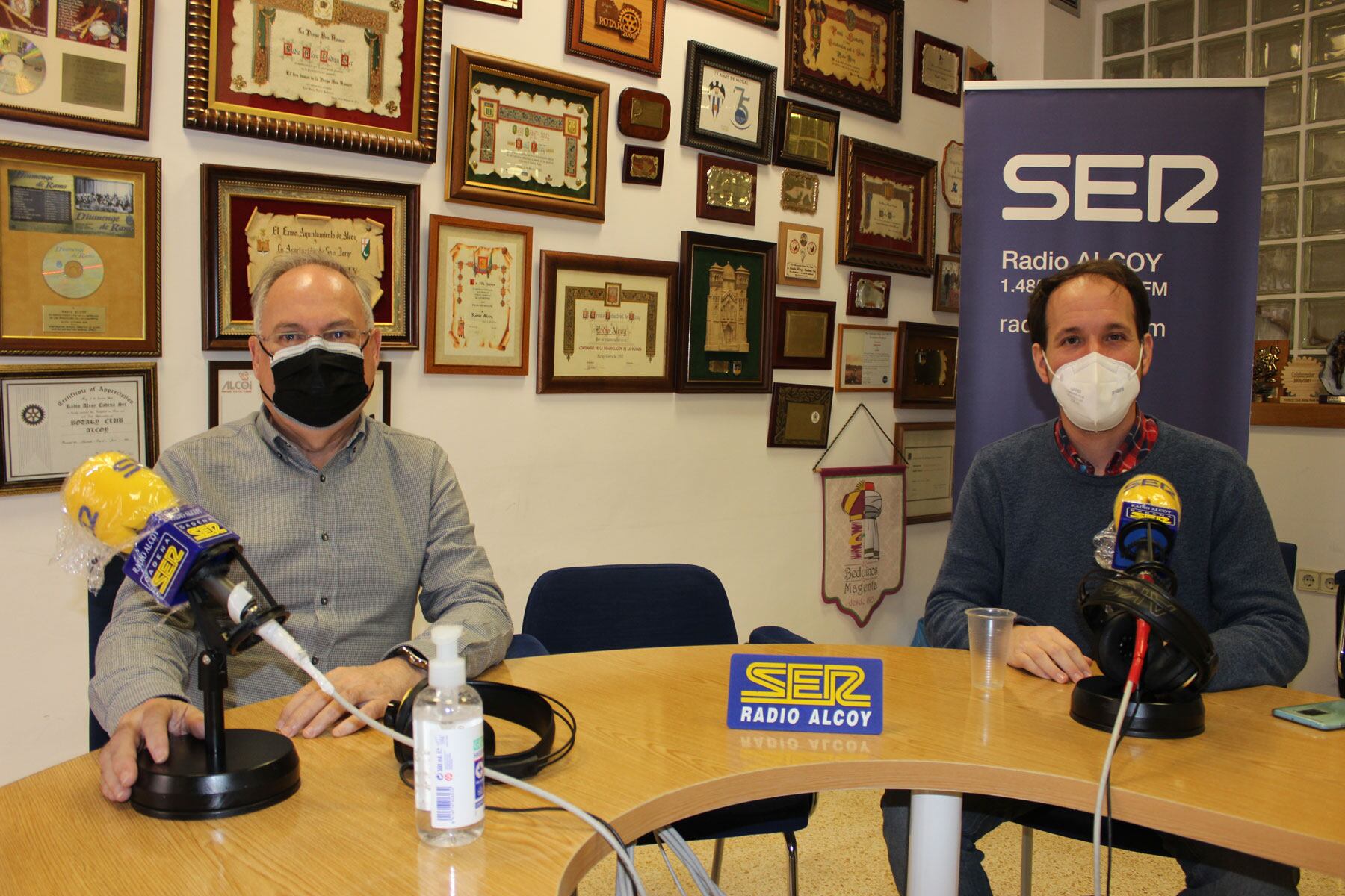Enrique Barbeito, gerente del Departamento de Salud de Alcoy, y Quico Fenollar, director médico del hospital Virgen de los Lirios de Alcoy, en el estudio de Radio Alcoy.