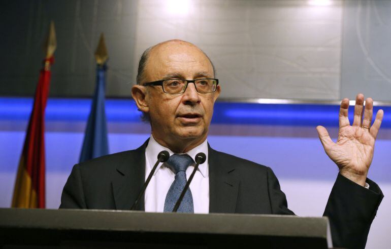 El Ministro de Hacienda, Cristóbal Montoro, hace declaraciones tras la reunión de la Comisión Nacional de Administración Local (CNAL) que se ha celebrado este miércoles en Madrid