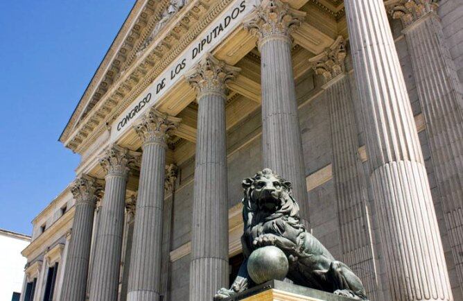 La fachada del Congreso de los Diputados, en la Carrera de San Jerónimo de Madrid