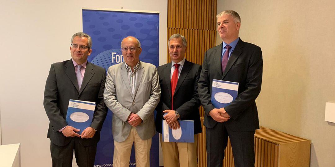 Patricio Sánchez, Fernando González Laxe, José Francisco Armesto y Santiago Lago, en la presentación del 'Informe de Coxuntura Socioeconómica' del Foro Económico de Galicia