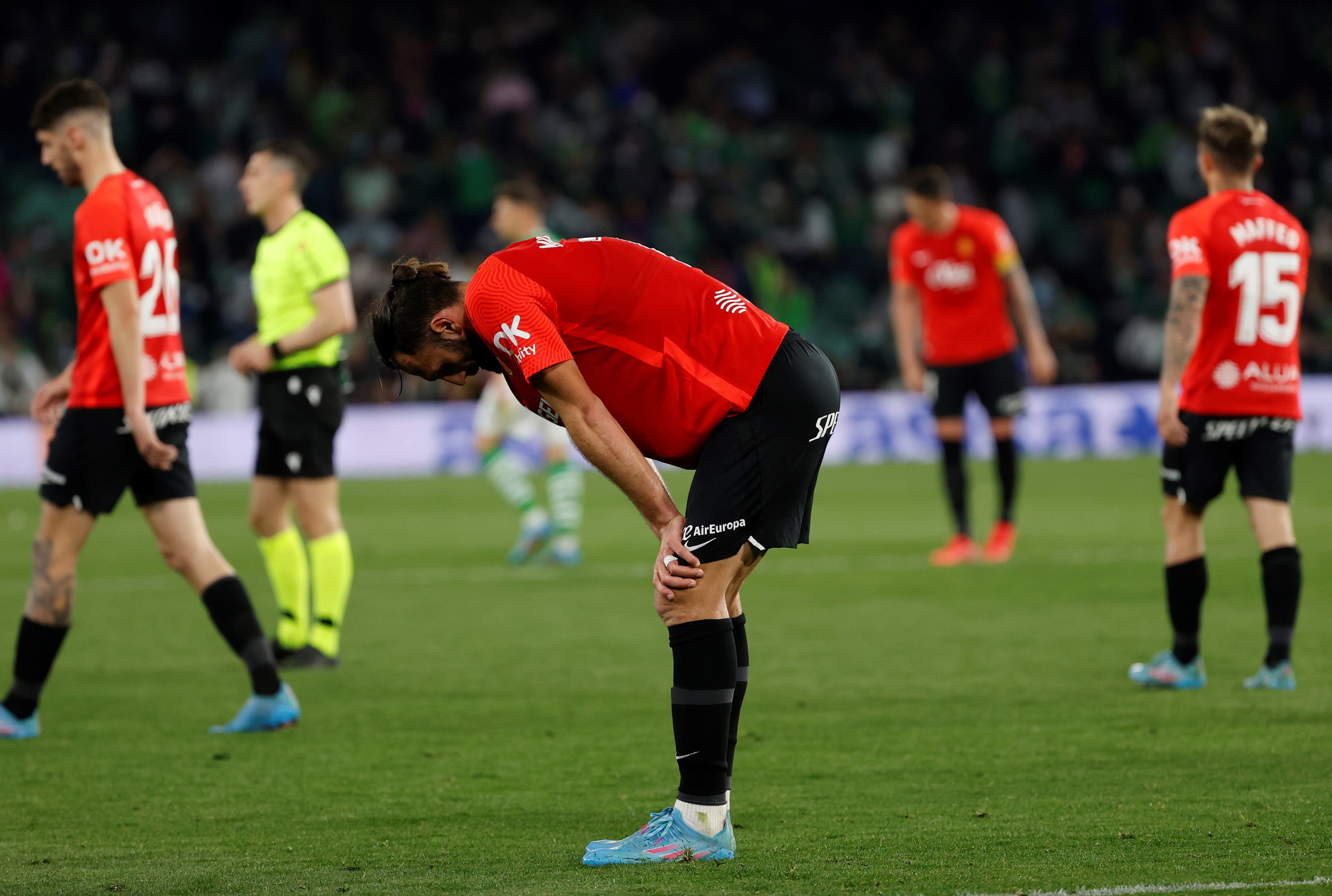 SEVILLA 20/02/2022.- El delantero albanés del Mallorca, Vedat Muriqi, a la finalización del encuentro correspondiente a la jornada 25 de primera división que han disputado hoy domingo frente al Betis en el estadio Benito Villamarín, en Sevilla. EFE/Julio Muñoz.
