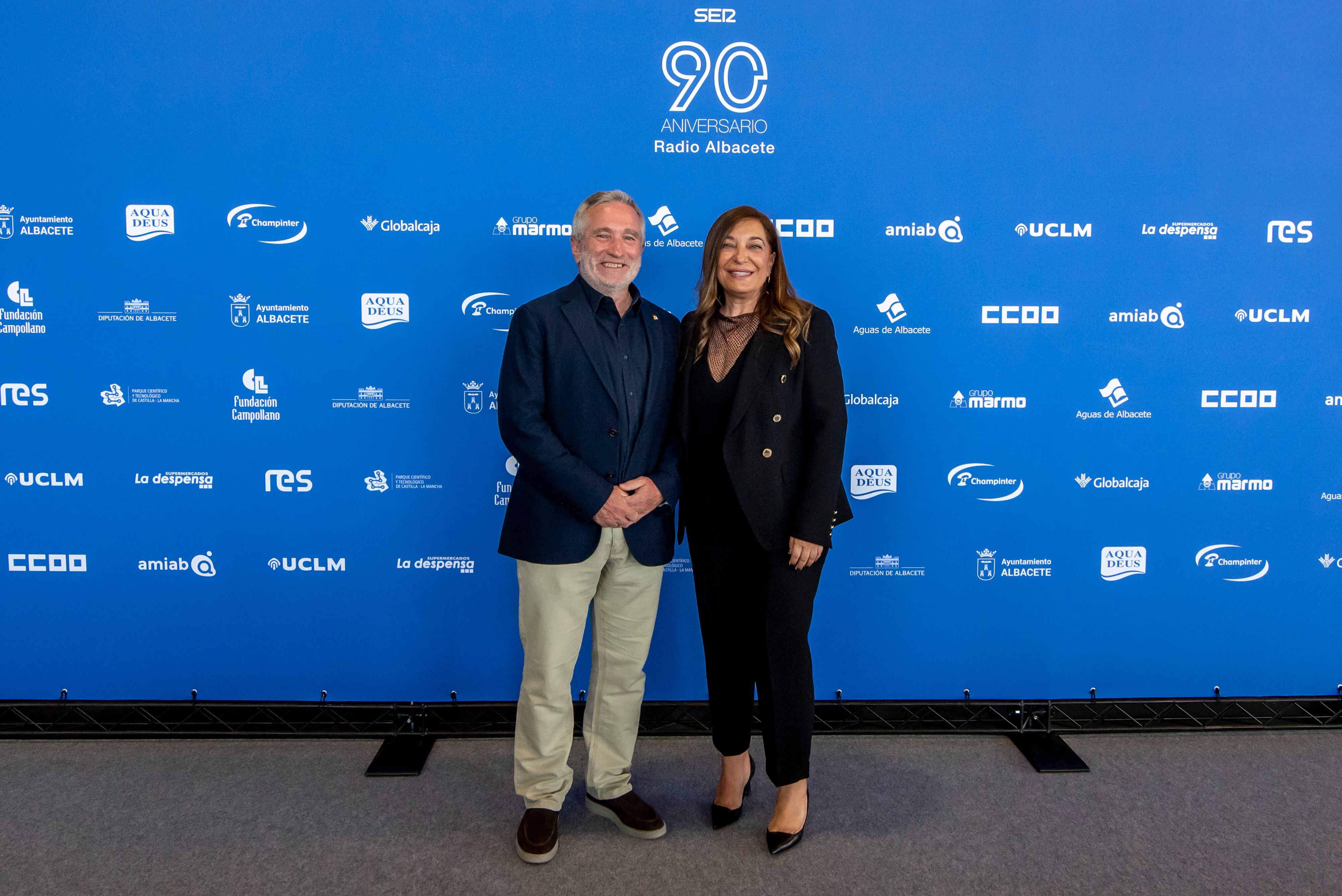 El subdelegado de Defensa en Albacete, Miguel Ángel de la Torre, y la directora de Radio Albacete, Justina Gómez.