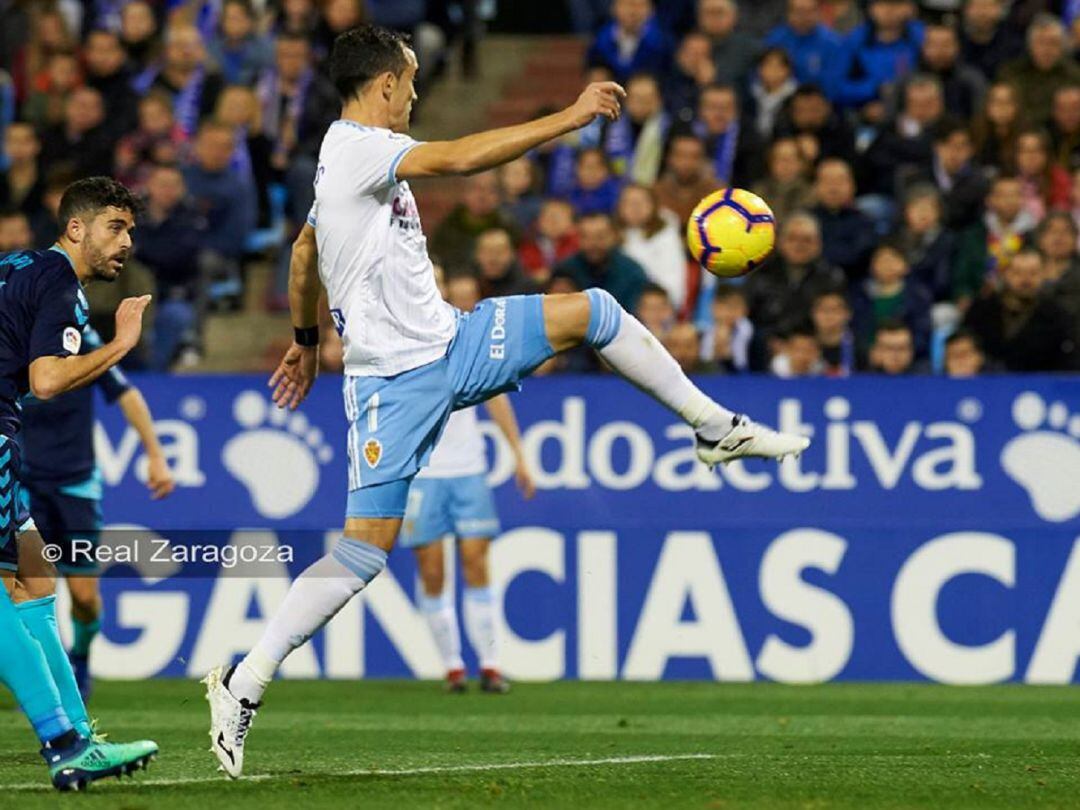 Miguel Linares controla un balón en su primer partido en La Romareda