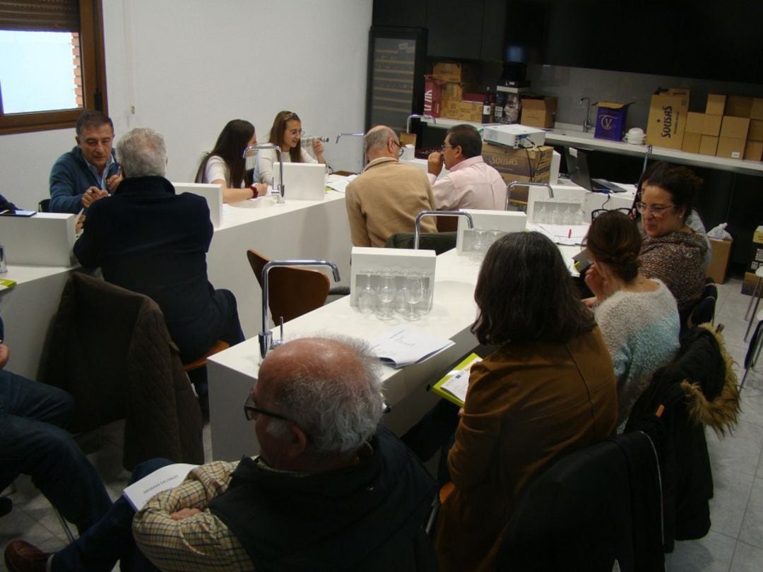 El curso de cata de vinos cuenta con 20 alumnos y alumnas