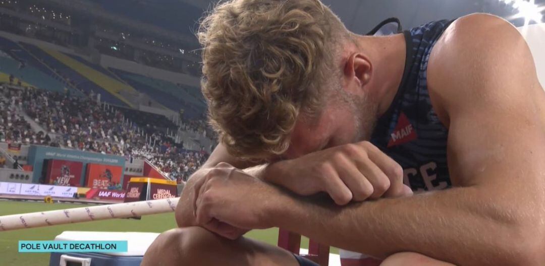 Kevin Mayer, tras su retirada en el Mundial de Doha