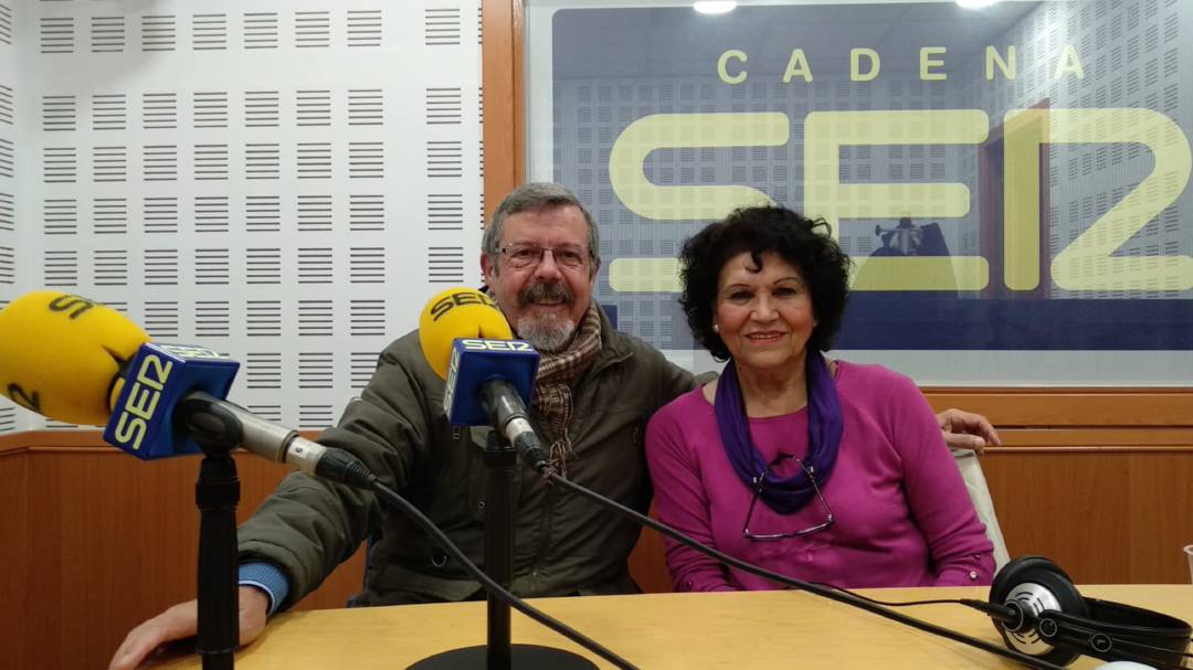 Ernesto López y Remedios Moreno en los estudios de Radio Córdoba