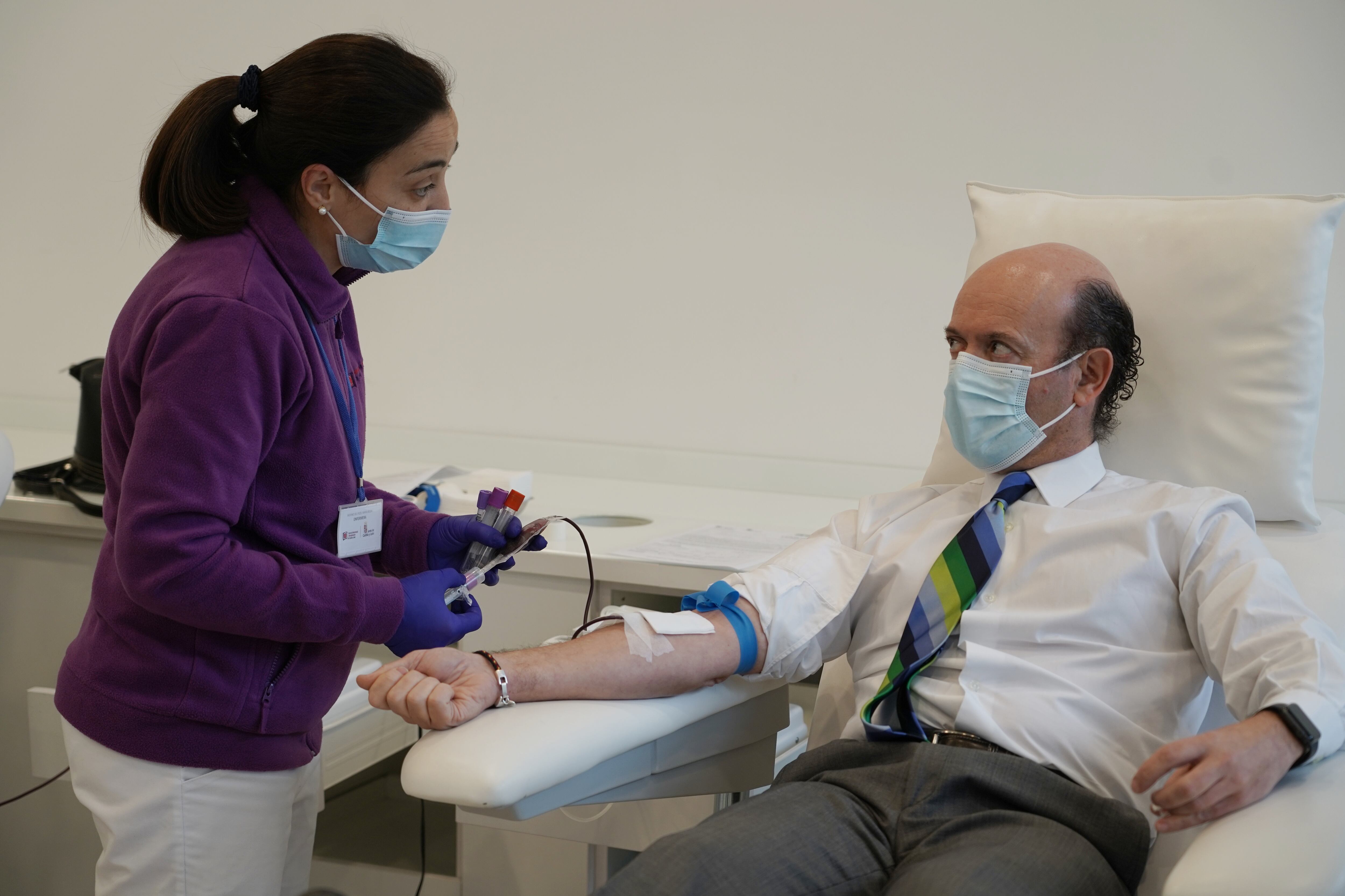 Balance de la actual situación del Banco de Sangre en Castilla y León. En la imagen el viceconsejero donando