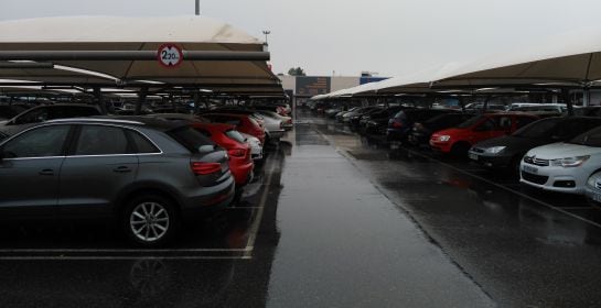 Imagen del aparcamiento del Parque Comercial Abadía de Toledo, lleno desde primera hora de la mañana