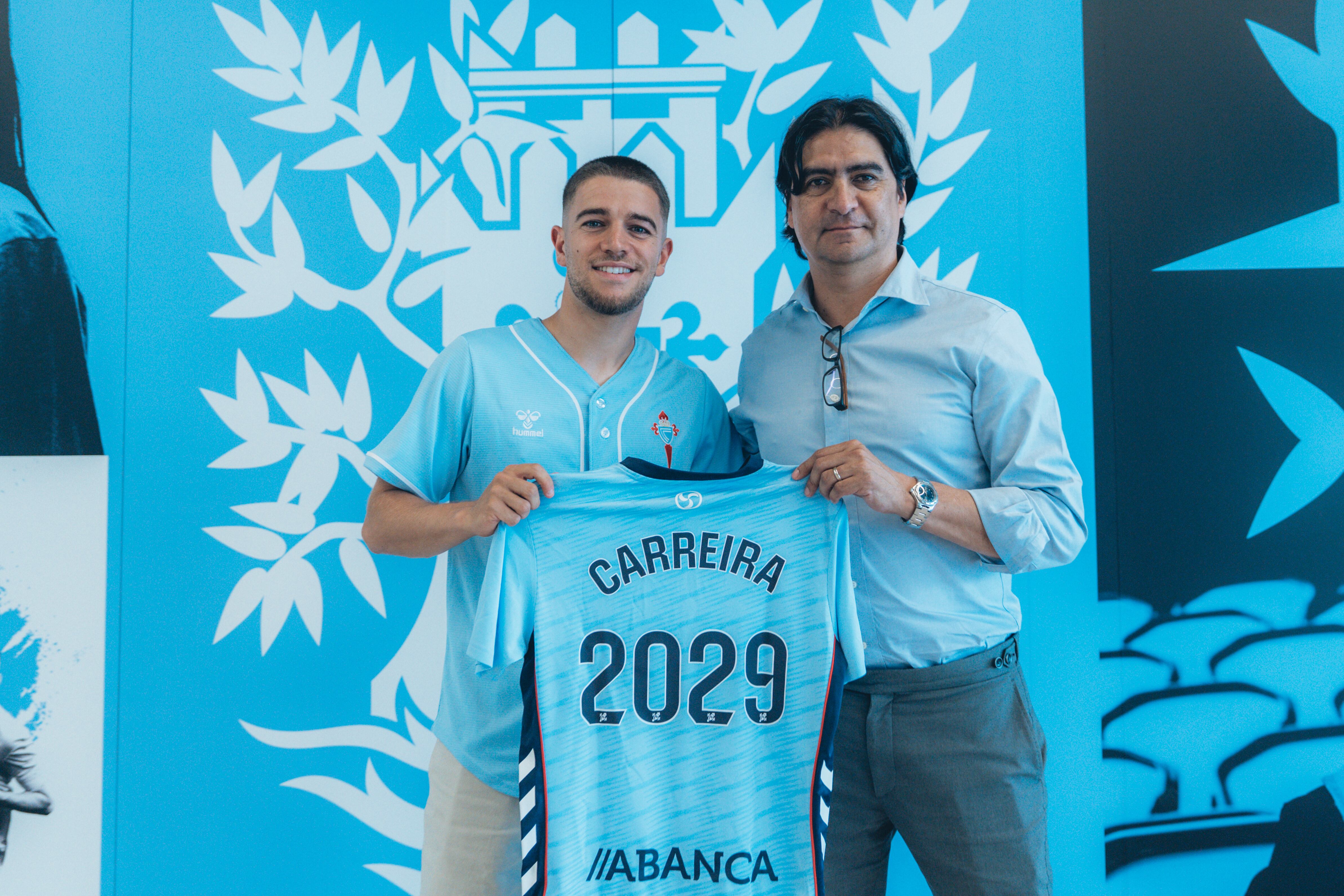 Sergio Carrera posa con la camiseta de su renovación con el Celta con el director de fútbol del club Marco Garcés