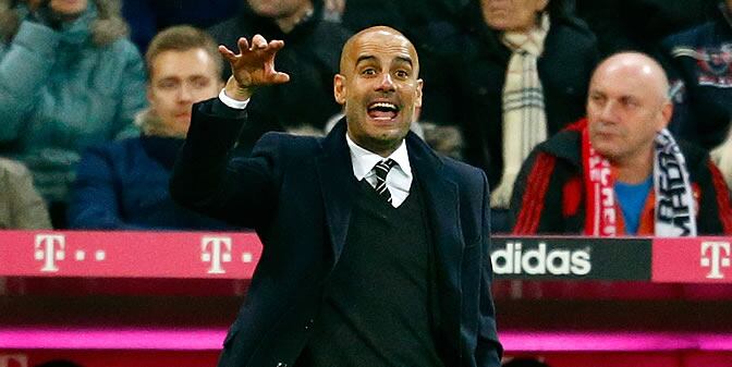 Guardiola da indicaciones a sus jugadores