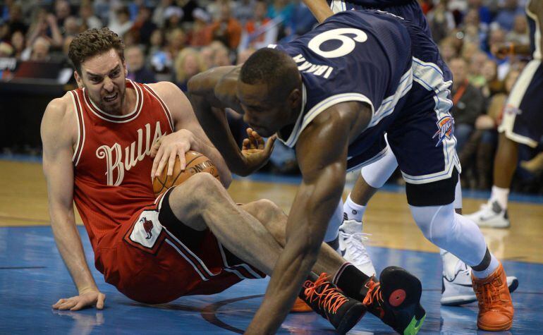 Pau Gasol lucha por un balón con su compatriota Serge Ibaka