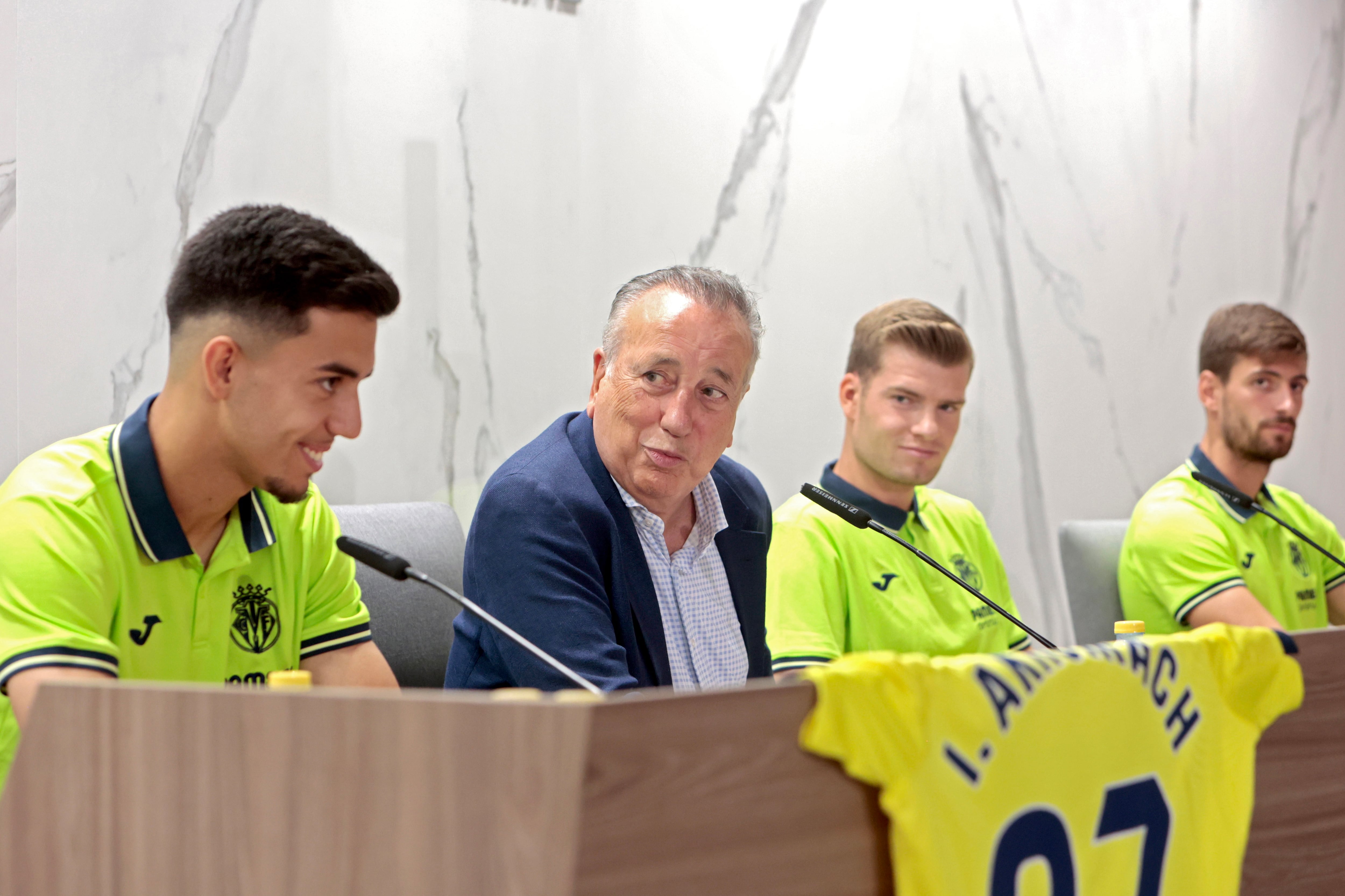 GRAFCVA5038. VILA-REAL (CASTELLÓN), 03/08/2023.- El Villarreal CF presenta a sus tres últimos fichajes: Matteo Gabbia, Alexander Sorloth, e Ilias Akhomach (dcha a izqda). En la imagen el presidente del club Fernando Roig con los jugadores durante la rueda de prensa de presentación. EFE/Domenech Castelló
