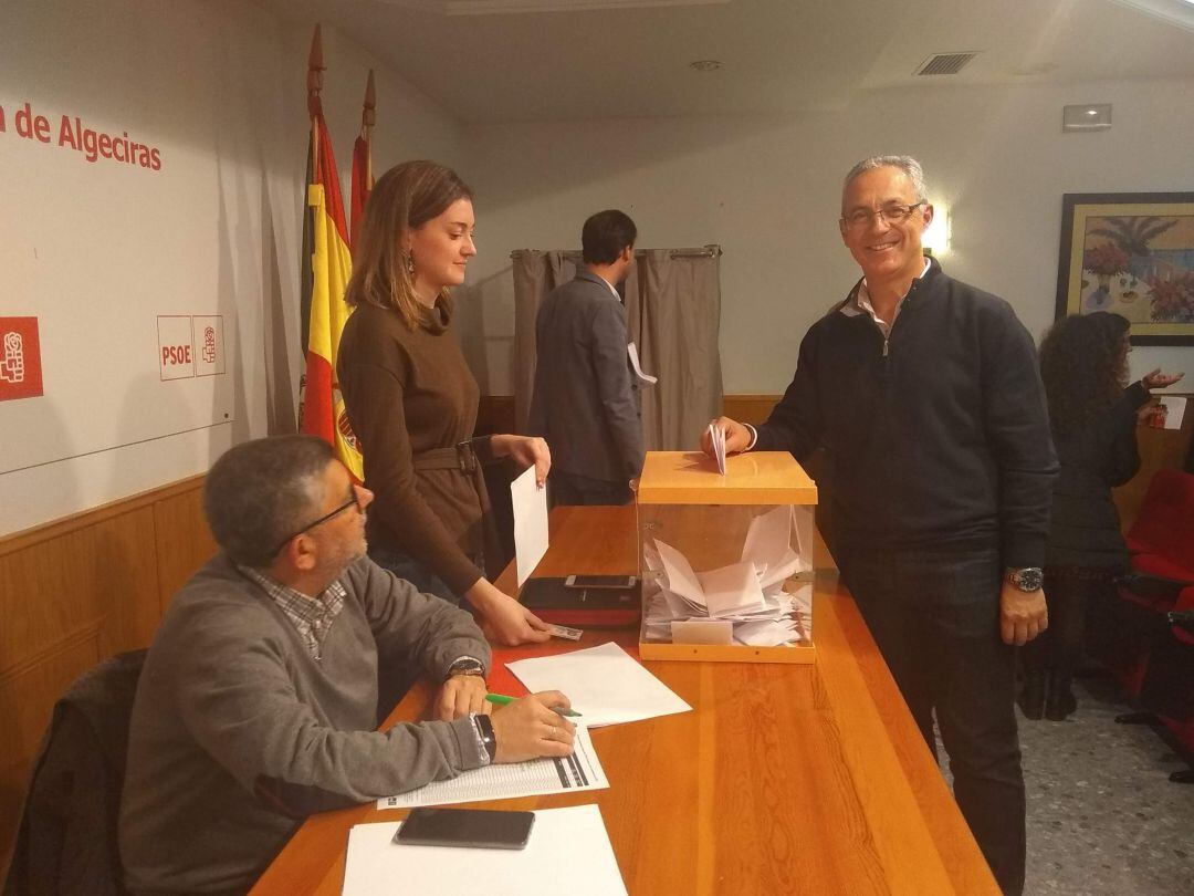 Juan Lozano, candidato a la alcaldía de Algeciras, vota la candidatura de su partido