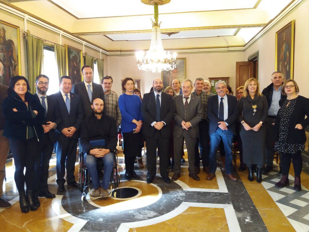 El director de Proyecto Hombre, Luis Manuel Flórez, a la izquierda del alcalde Wenceslao López durante la recepciòn que le fue ofrecida por la corporación municipal de Oviedo con motivo de su jubilaciòn